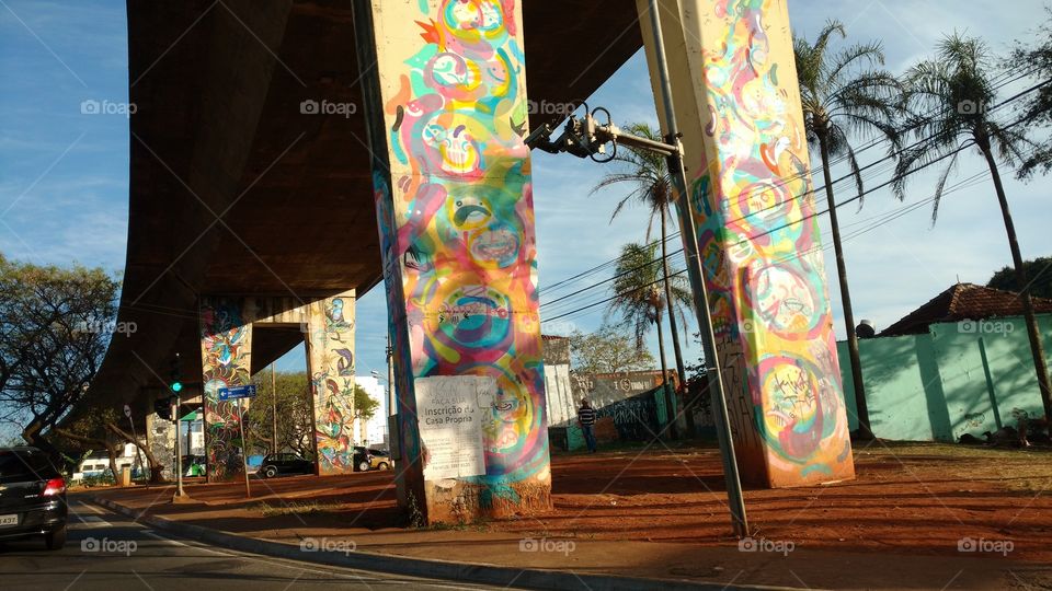 Artes em grafite nas ruas, nas estruturas de concreto de viadutos