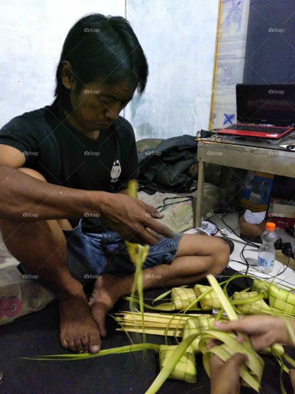 Bungkus ketupat ini terbuat dari daun kelapa muda, yang mudah ditemui di Indonesia