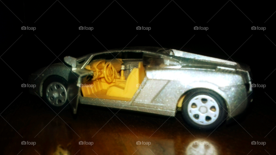 A car side view photo