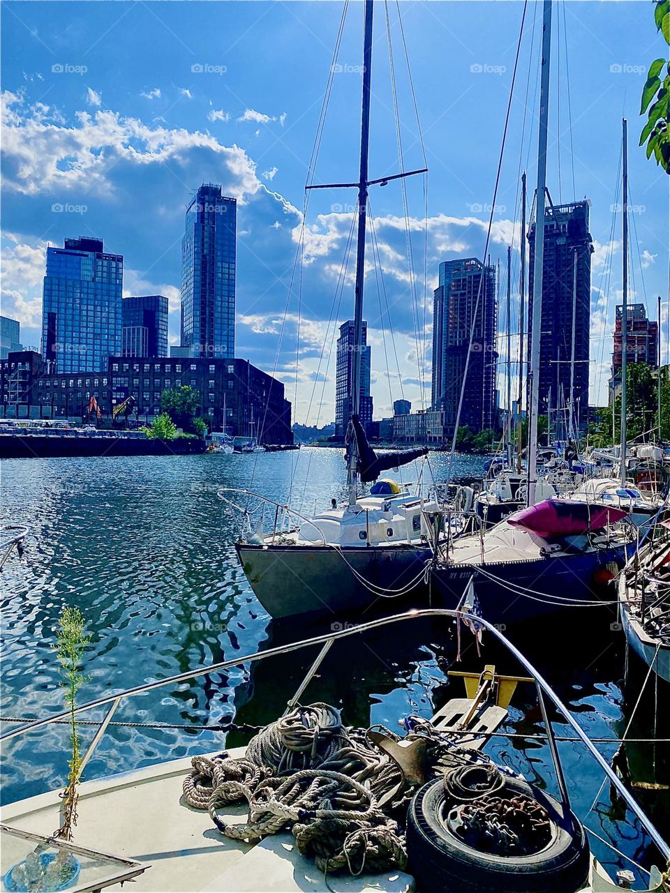 „Newtown Creek“ by the „Pulaski Bridge“ in LIC, Queens on a bright sunny day is surely a sight to revel in especially when seen from aboard one of the boats here. 2023. Hypnotic Productions