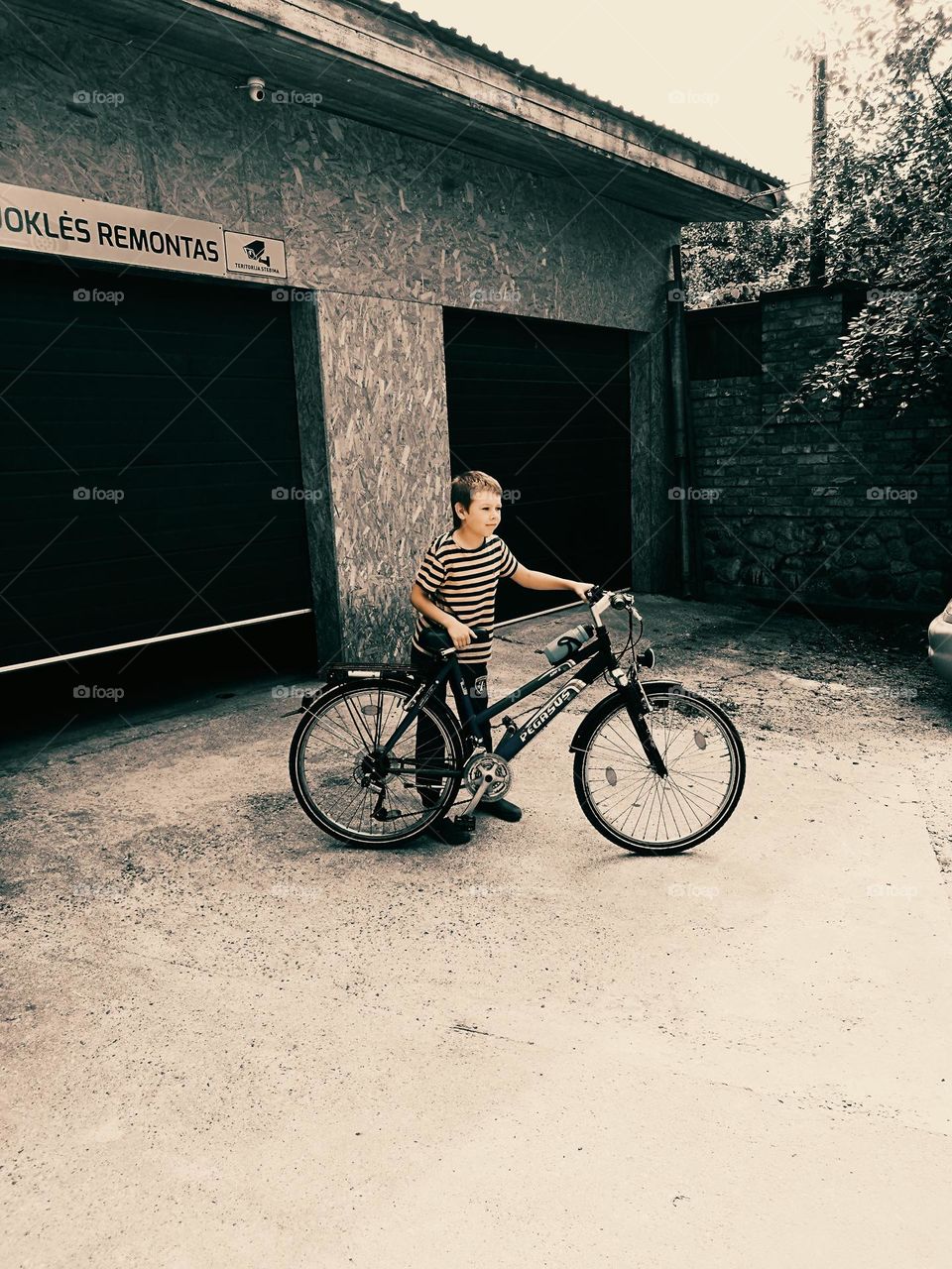 Berniukas ir dviratis