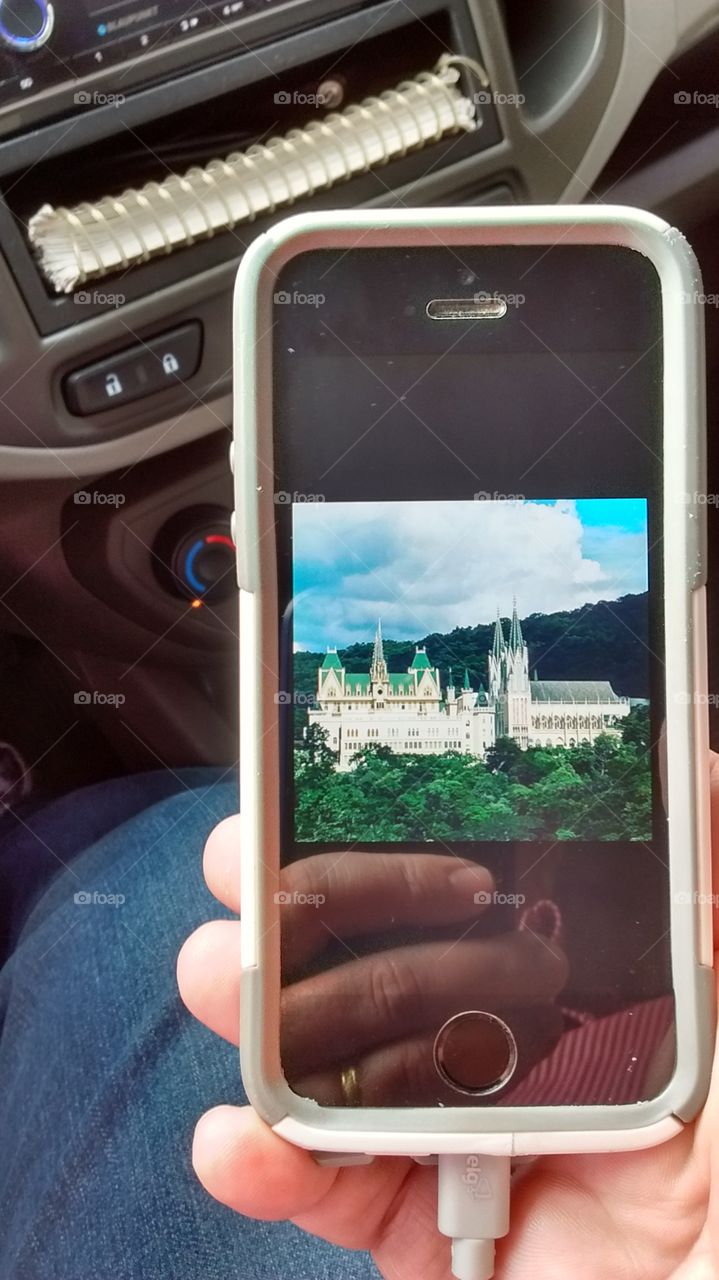 Uma inusitada imagem: clicando o celular "clicado", com a bela imagem da Igreja Católica construída pelos Arautos do Evangelho (na Serra da Cantareira), de dentro do carro.
inusitado!