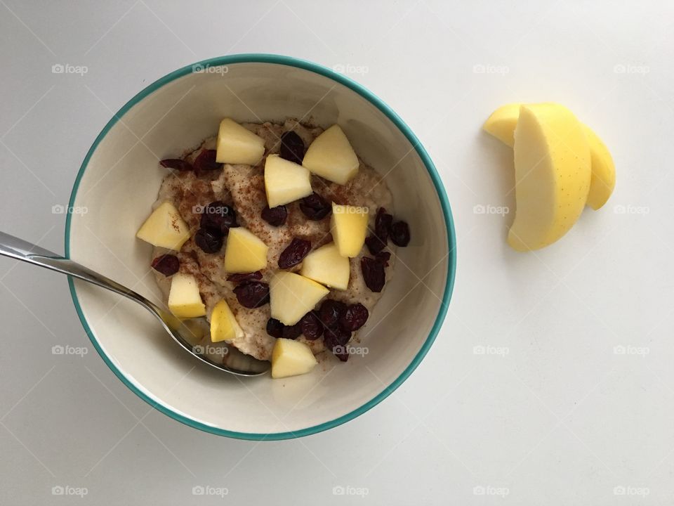 Oatmeal with apples and cranberries 