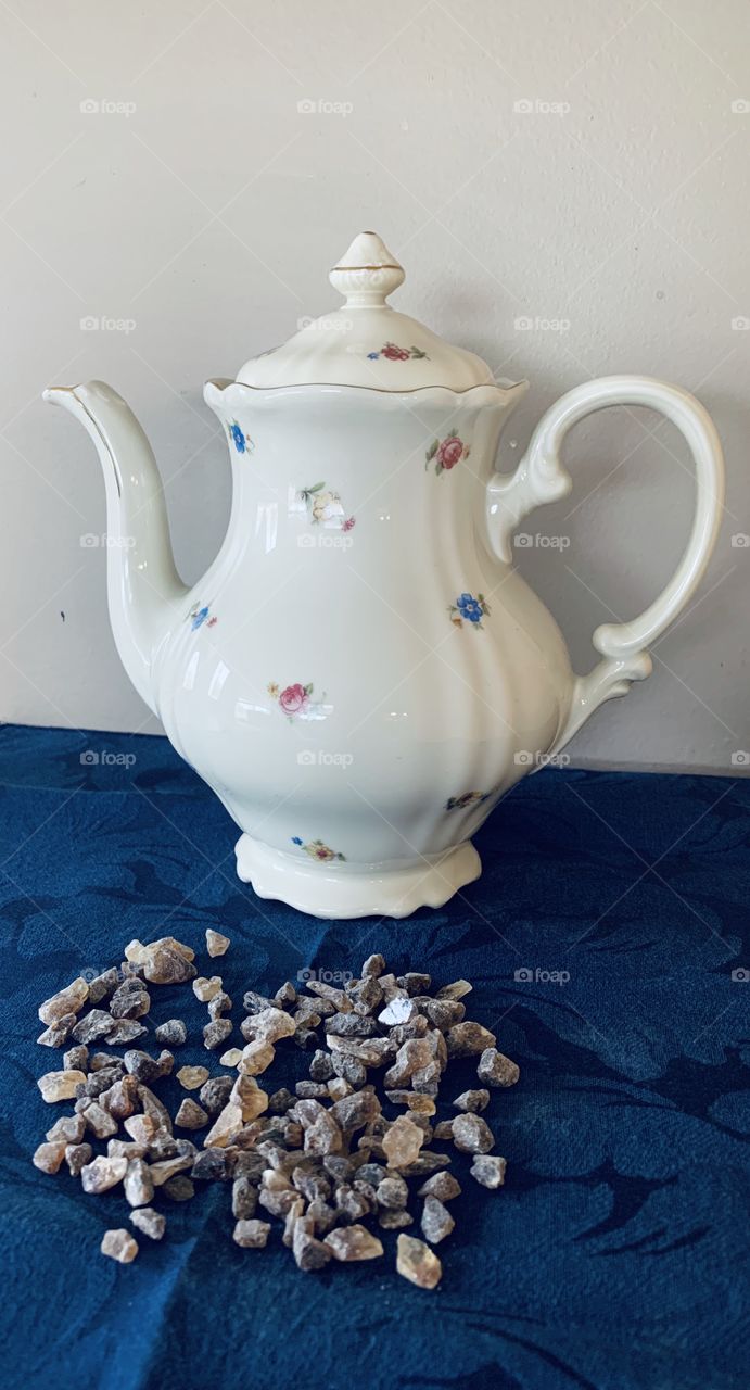 Hutschenreuther vintage teapot and German rock sugar