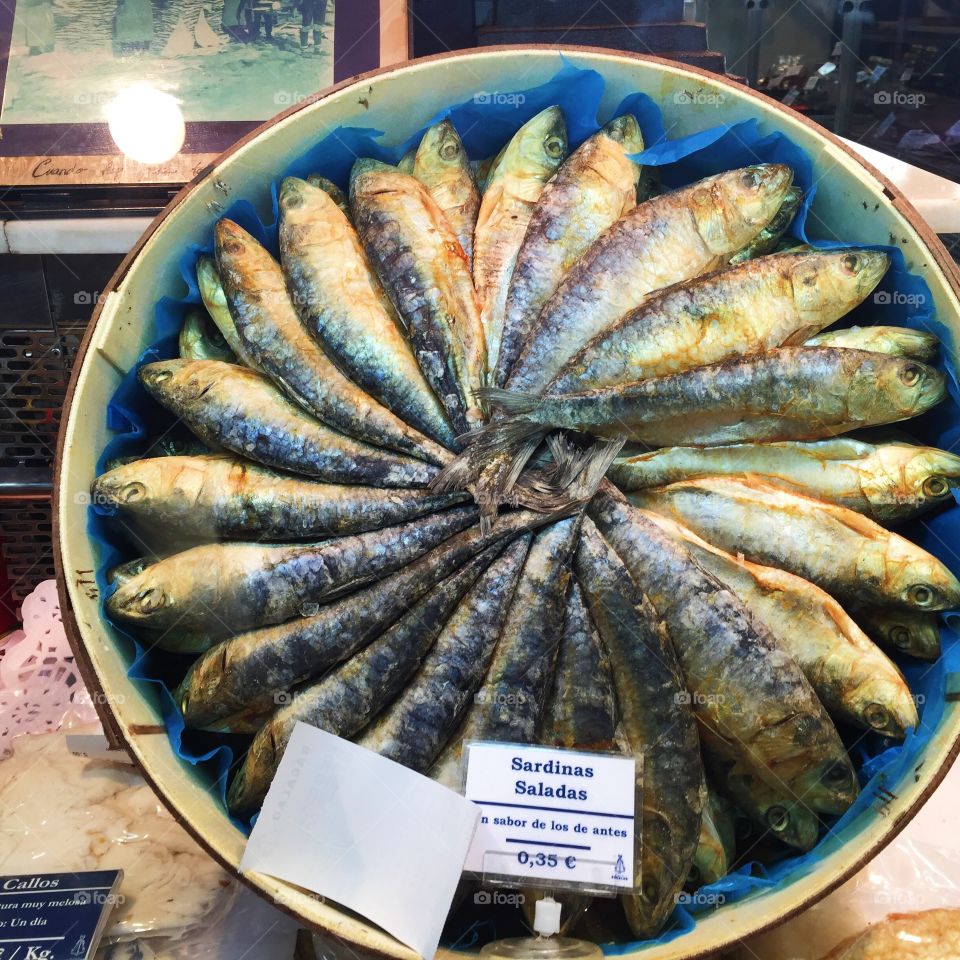 Fishes laying in a beautiful pattern in a box