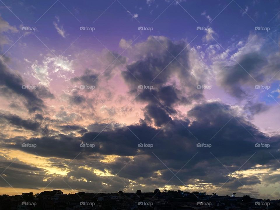 🇺🇸 The contrast of a beautiful and colorful dawn with dark and threatening clouds: how incredible! / 🇧🇷 O contraste de um amanhecer bonito e colorido com nuvens escuras e ameaçadoras: que incrível!