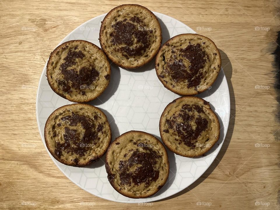 A circle of chocolate cakes