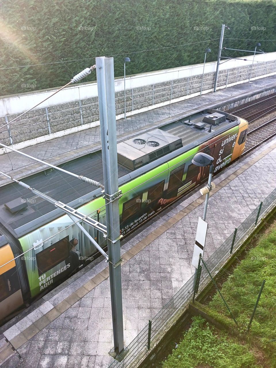 Locomotiva cortando os trilhos, vista de cima, capturando a força e a beleza do transporte ferroviário.