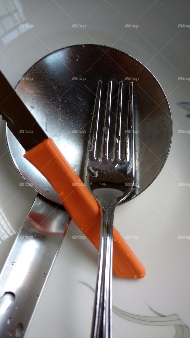 Talheres: garfo, faça e concha.