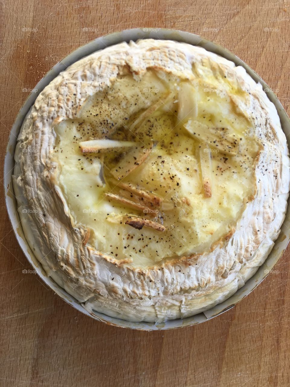 Baked Camembert with garlic