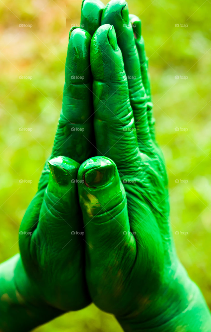 Green color hand at outdoor coloring on fingers