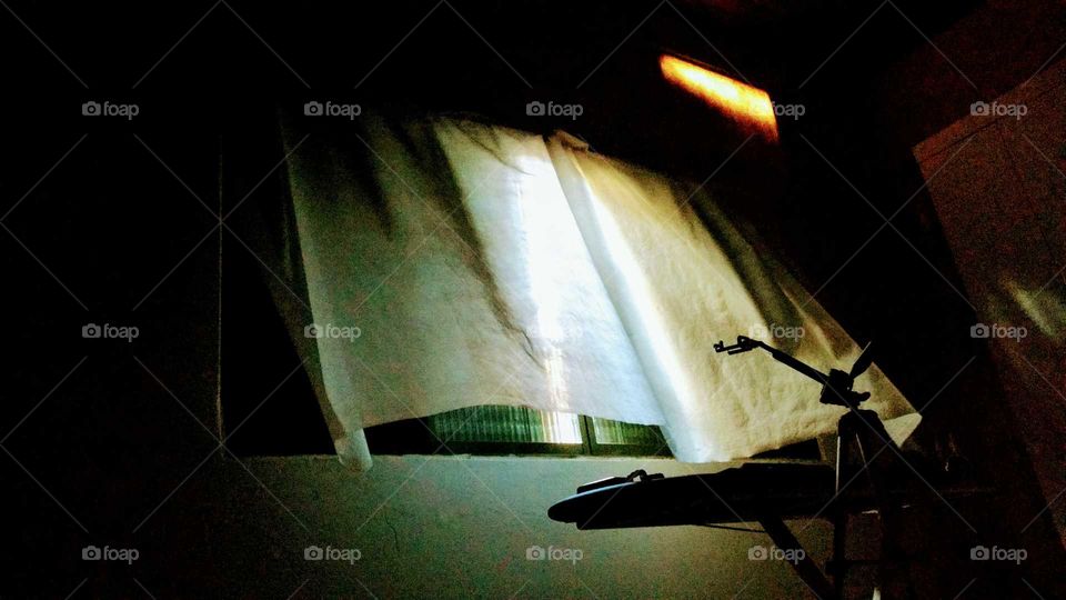 A luz do sol na cortina da janela.