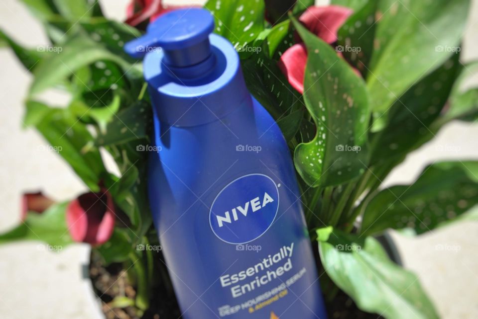 Nivea Essentially Enriched Nourishing Serum