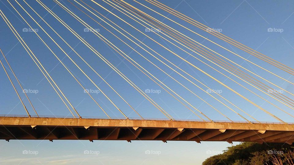 cabos de aço sobre a ponte no rio