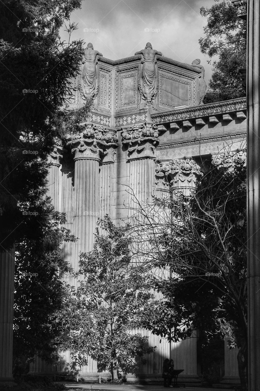 Black and white picture of the palace of fine arts in San Francisco California designed in the beaux-arts style by Bernard maybeck for the 1915 Panama Pacific Exposition, to look like Roman ruins.