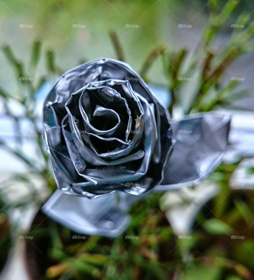 Roses made of the aluminium from tealights