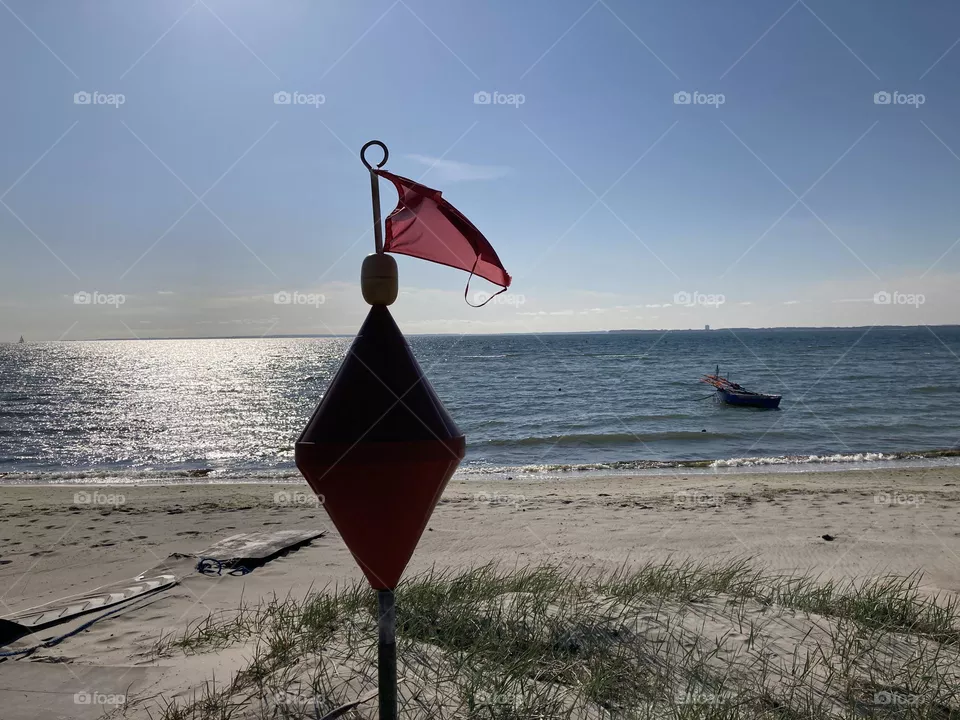 Strandboie am Ostseestrand, menschenleer im Sonnenaufgang 