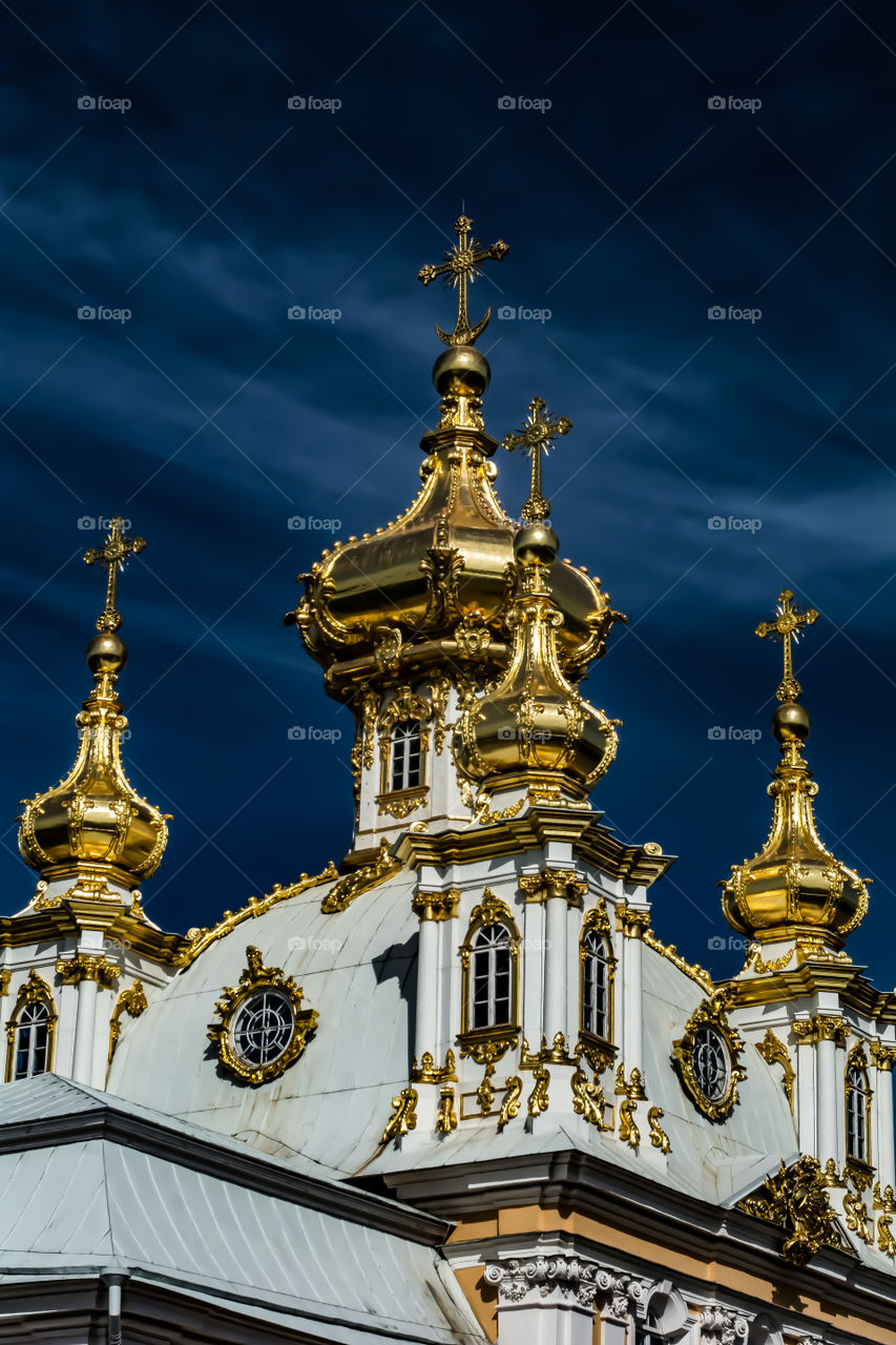 Собор с золотыми куполами находится в Санкт-Петербурге. Петергофф фонтаны.