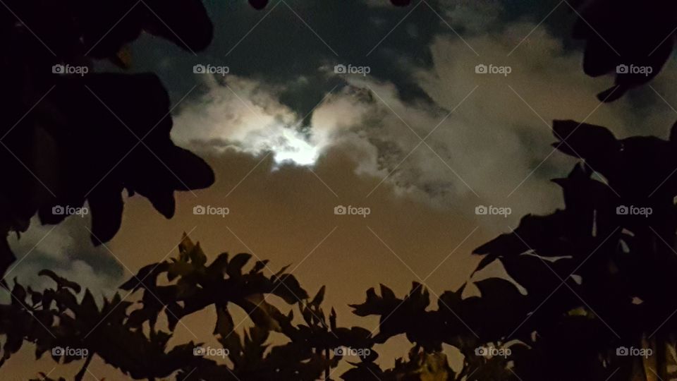 Nuvens brincando com a Super lua