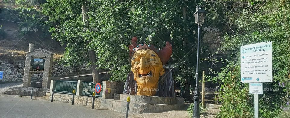 La bruja en la entrada de Soportújar