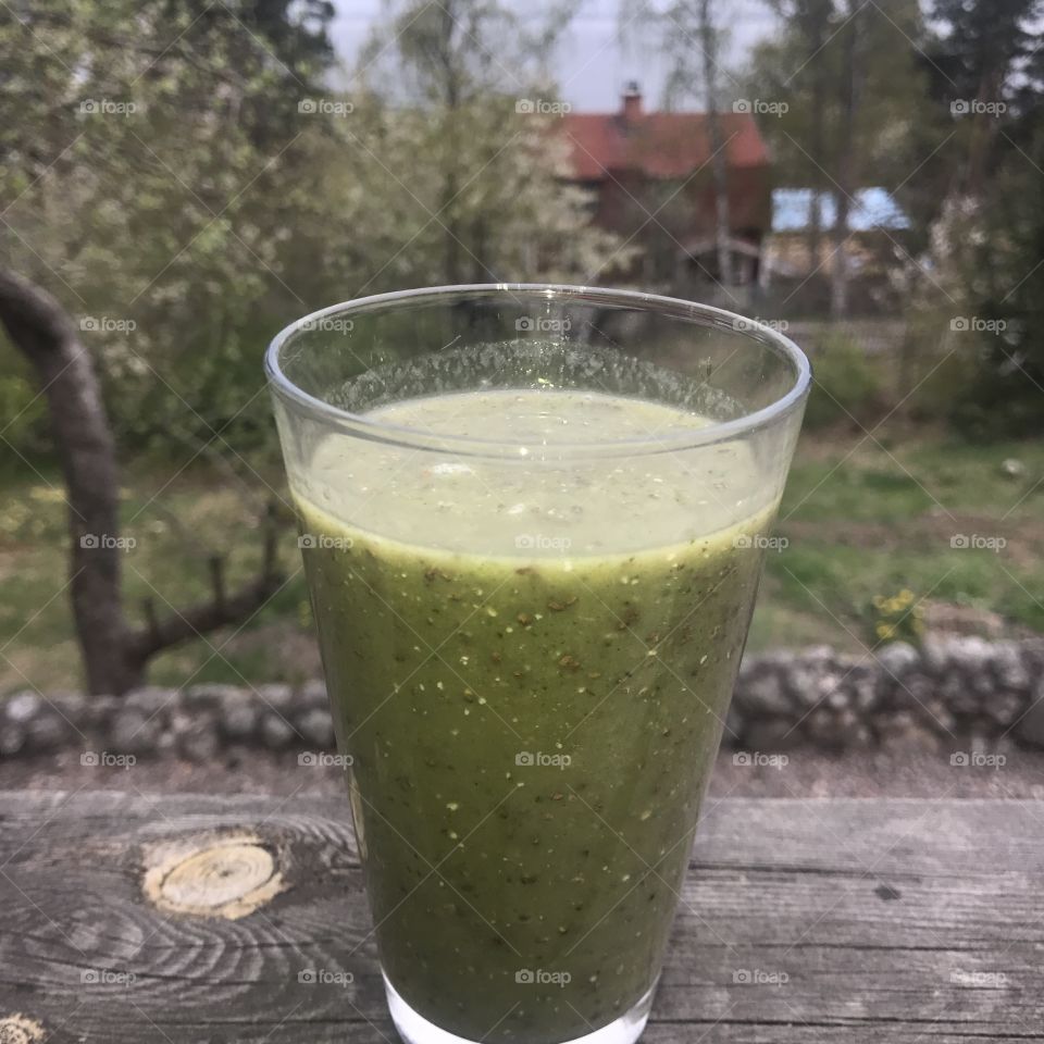 Green healthy smoothie with Chiaseed,avocado,watercress, a powder calld powermeal.,clementine