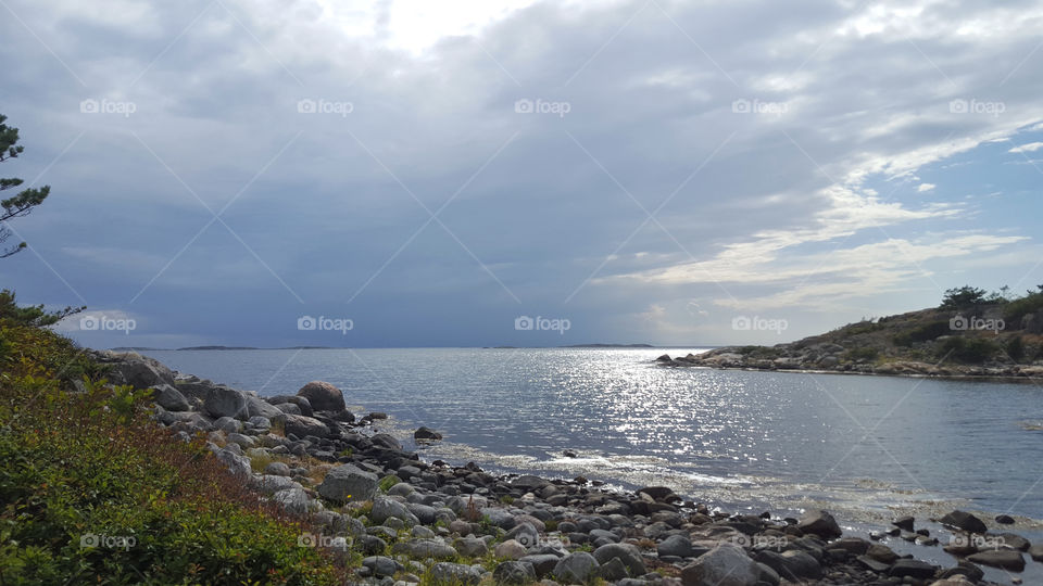 Summer day by the sea , dark clouds coming . Swedish West Coast. 
Västkusten , oväder kommer in från havet 