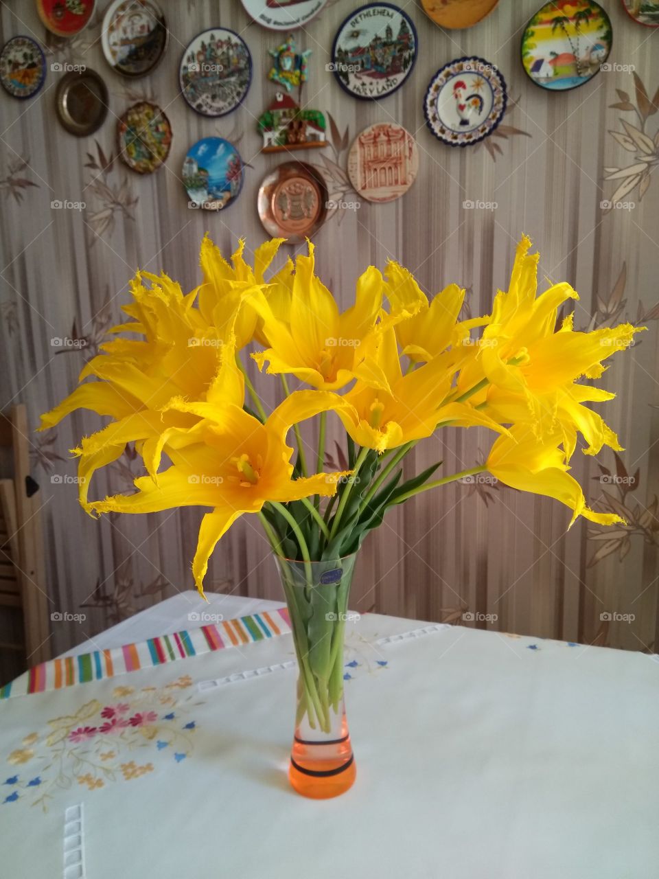Весенние цветы -желтые тюльпаны. создают настроение.
Spring flowers are yellow tulips. create a mood.
