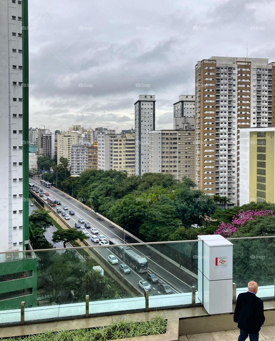 São Paulo sempre impressiona, faça chuva ou faça sol.

Cidade gigante, metrópole imponente, capital dos paulistas.