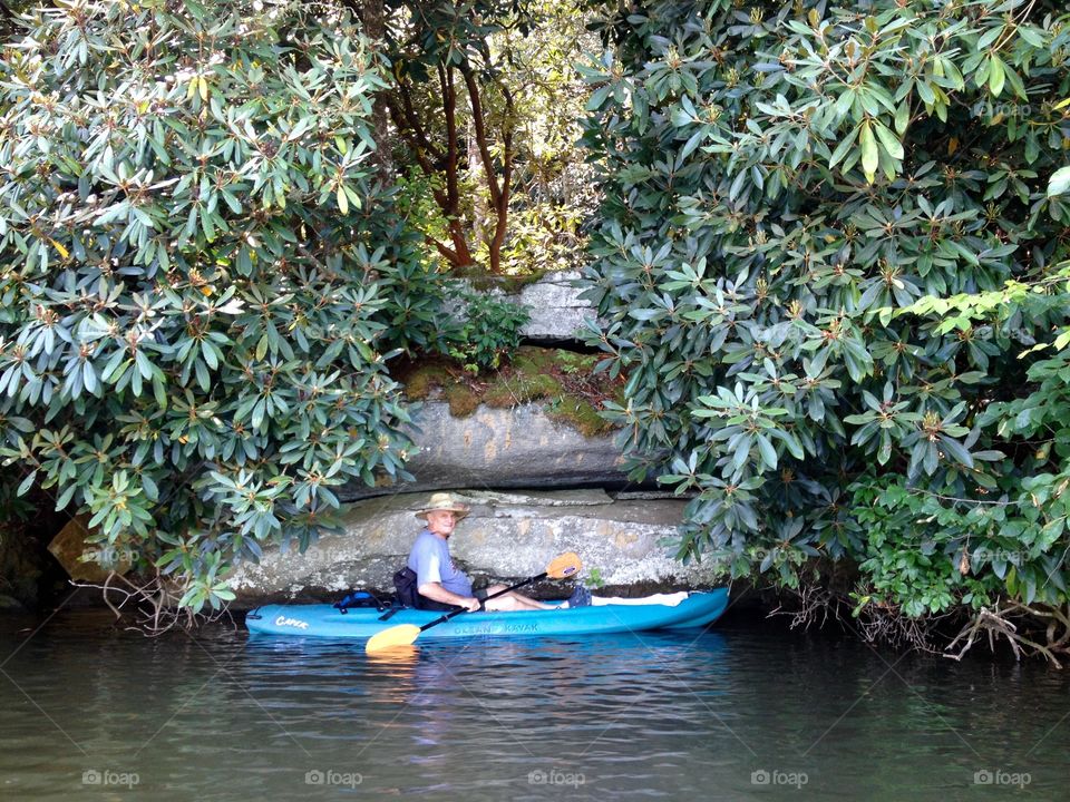 Padding pause. Lake paddle