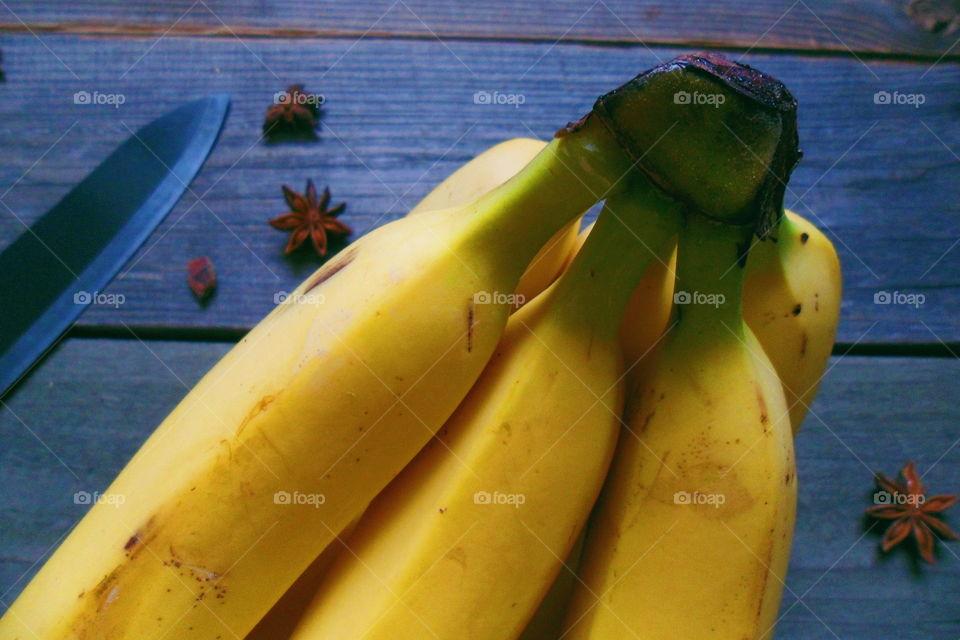 bananas and the knife on the table