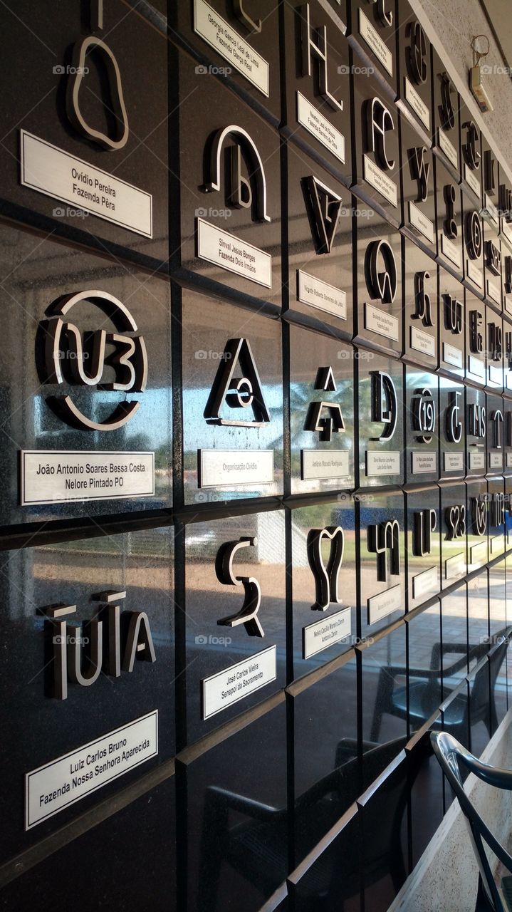 Painel de mármore com marcas registradas de pecuaristas.