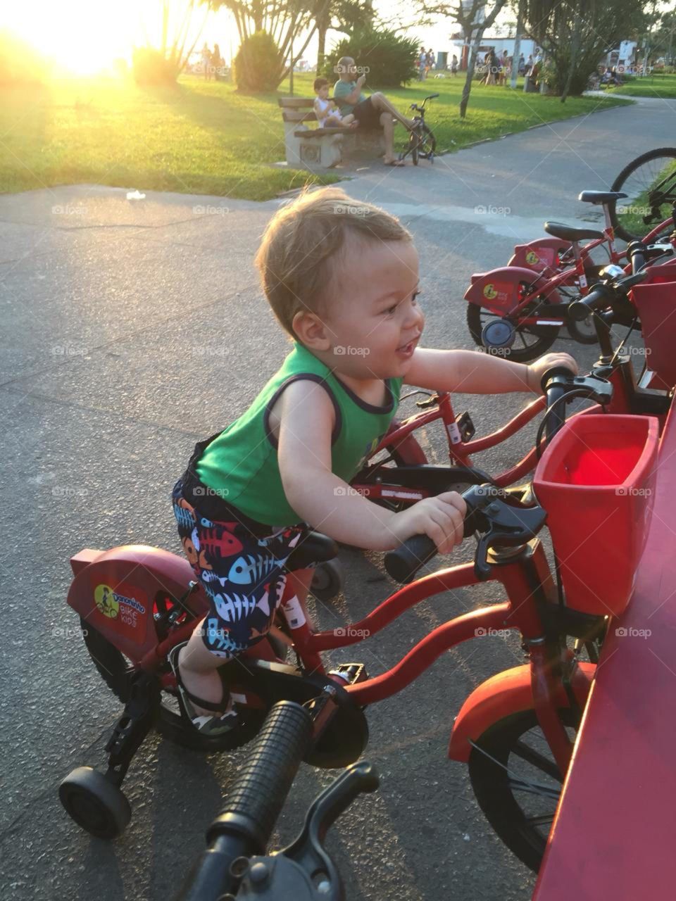 Meu sobrinho Miguelzinho se divertindo na bicicleta lá em Santos! Que molequinho danadinho...