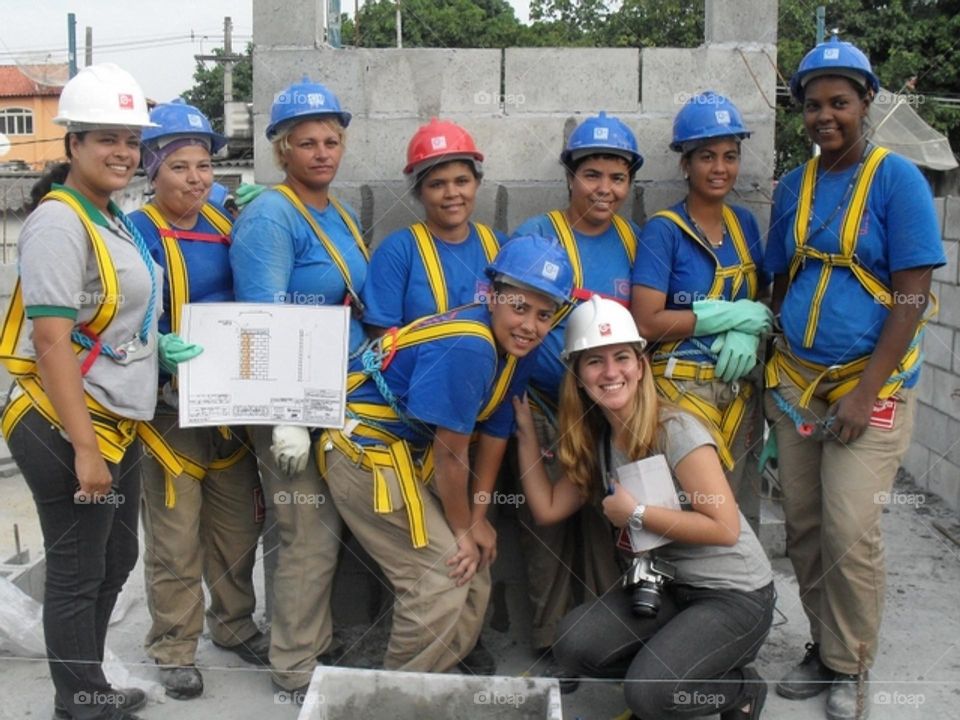 "¡Desafía los estereotipos y muestra tu apoyo a la igualdad de género con esta poderosa imagen de una mujer en la construcción! Esta ilustración impresionante captura la valentía y la determinación de una mujer