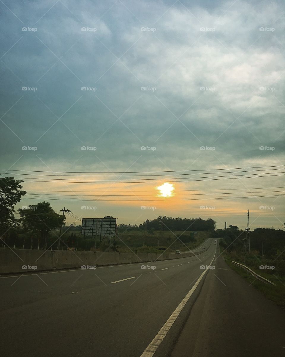 07h - sem carro, sem gente e sem movimento. 
Um #domingo preguiçoso? Talvez. Mas que seja um bom dia!
⛅️ 
#sol
#nuvens
#amanhecer 
#fotografia 