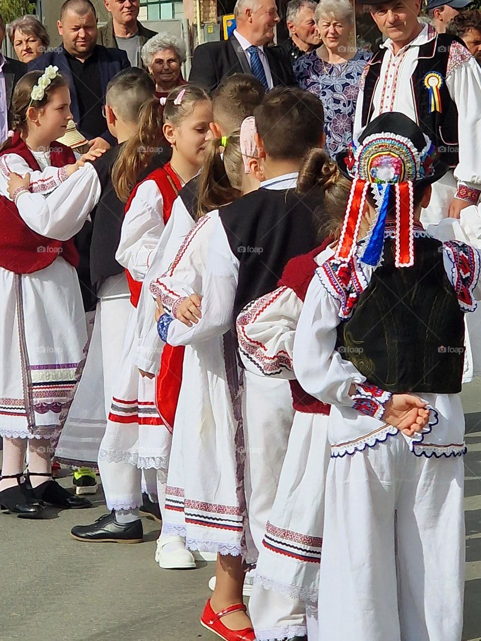 children dancing in traditional Romanian costumes