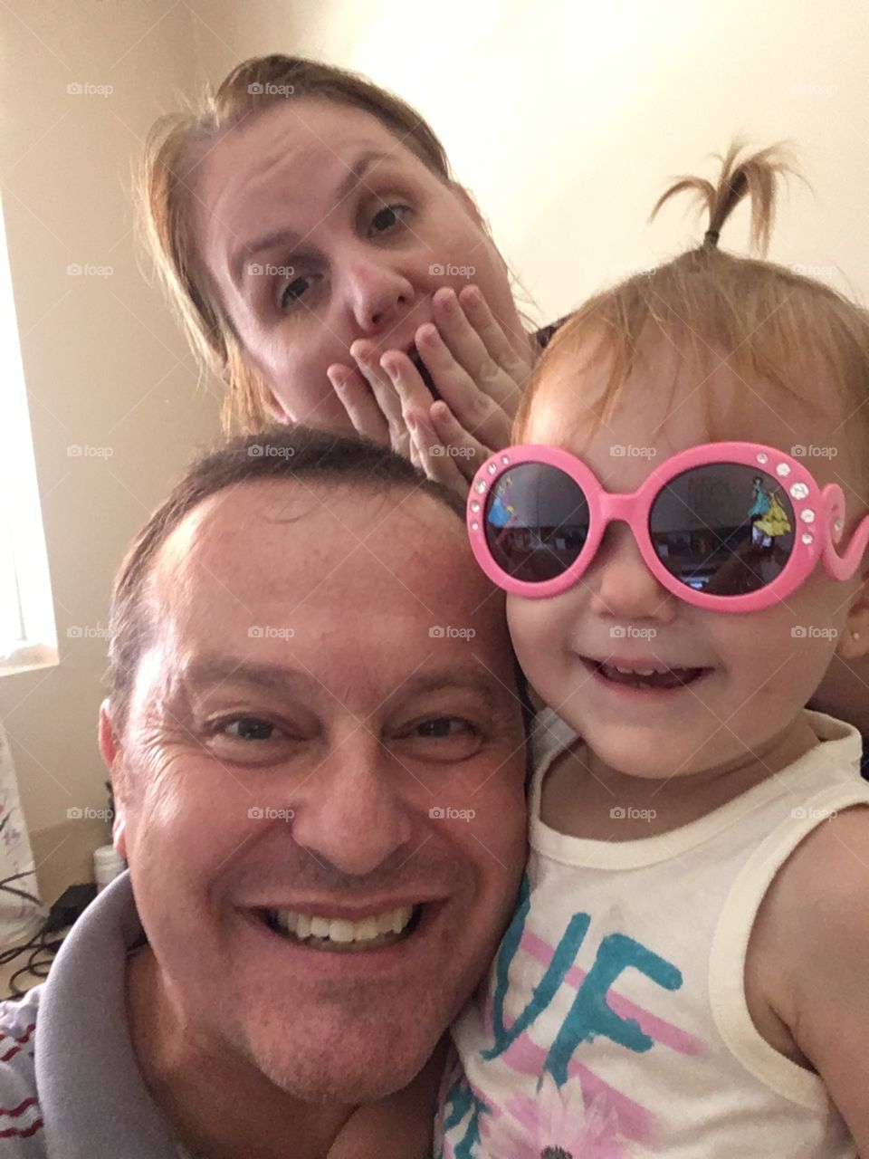 🇺🇸 A selfie with a lot of style! Just look at what a fun family we are - especially our baby's glasses! / 🇧🇷 Uma selfie com muito estilo! Vejam só que família divertida nós somos - especialmente os óculos da nossa bebê!