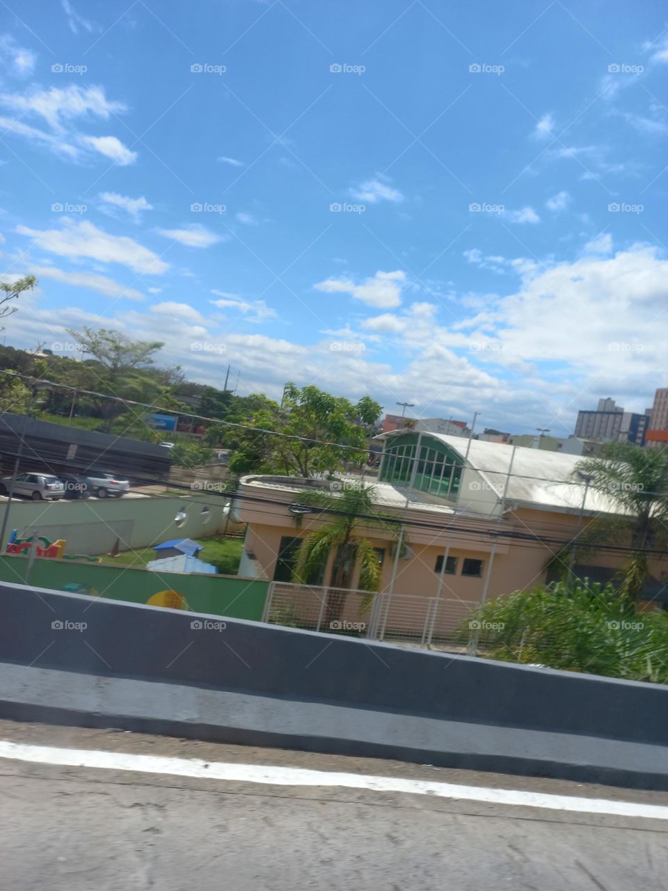 Desenvolvimento sustentável alia o progresso socioeconomico com a preservação ambiental. Refere-se  a um modelo de desenvolvimento econômico, social e político que esteja em harmonia com o meio ambiente