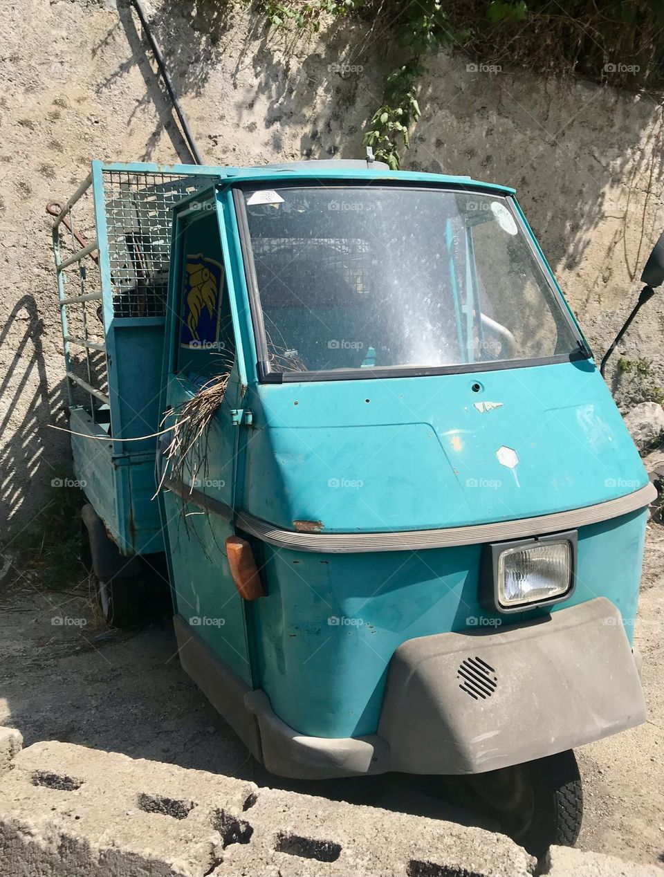 Came across this Piaggio Ape on a hike from Atrani up to Ravello