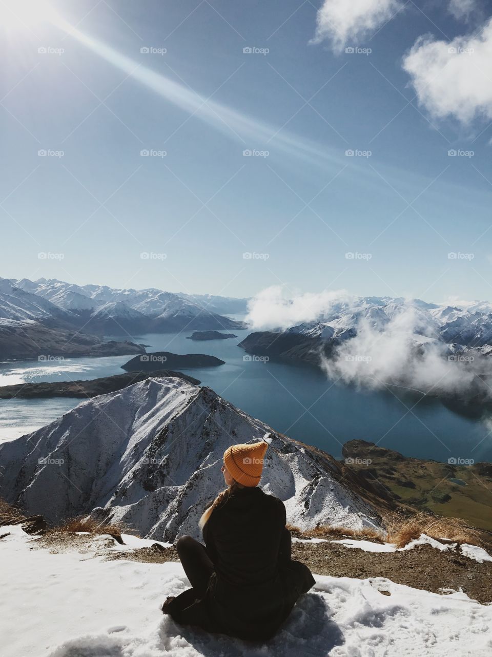 Mountain top vibes after a 3 hour long hike. A great view over lake Wanaka in New Zealand. 🏔