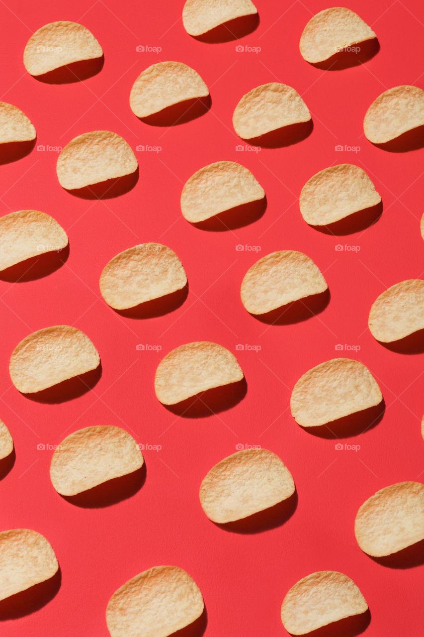 It's so attractive that you can't help but reach out and grab it.
Stackable chips are placed in columns against a red background.