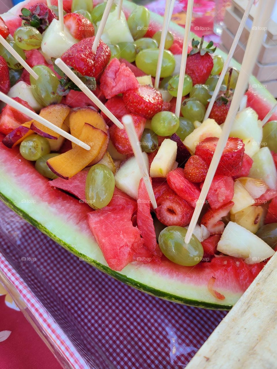 colors: green and red