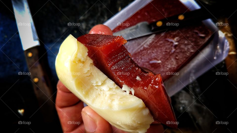 Mordida. Comendo queijo com goiabada.