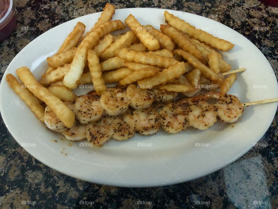 Grilled shrimps with fries