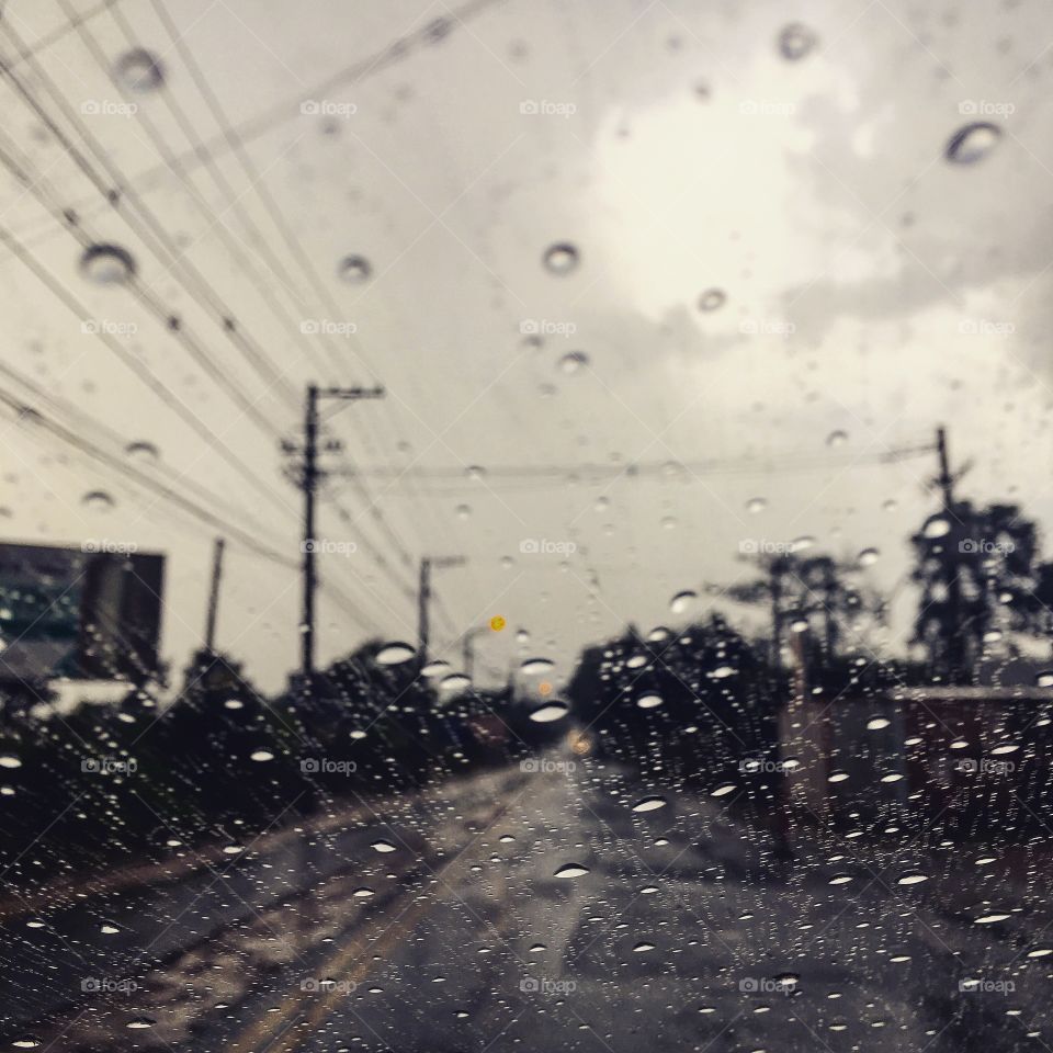 #Chuva!
Muita #água e muito #vento. Que tempo maroto, virou de #céu azul para #temporal rapidinho!
☔️ 
#paisagem #fotografia #mobgrafia #gotas #urbano