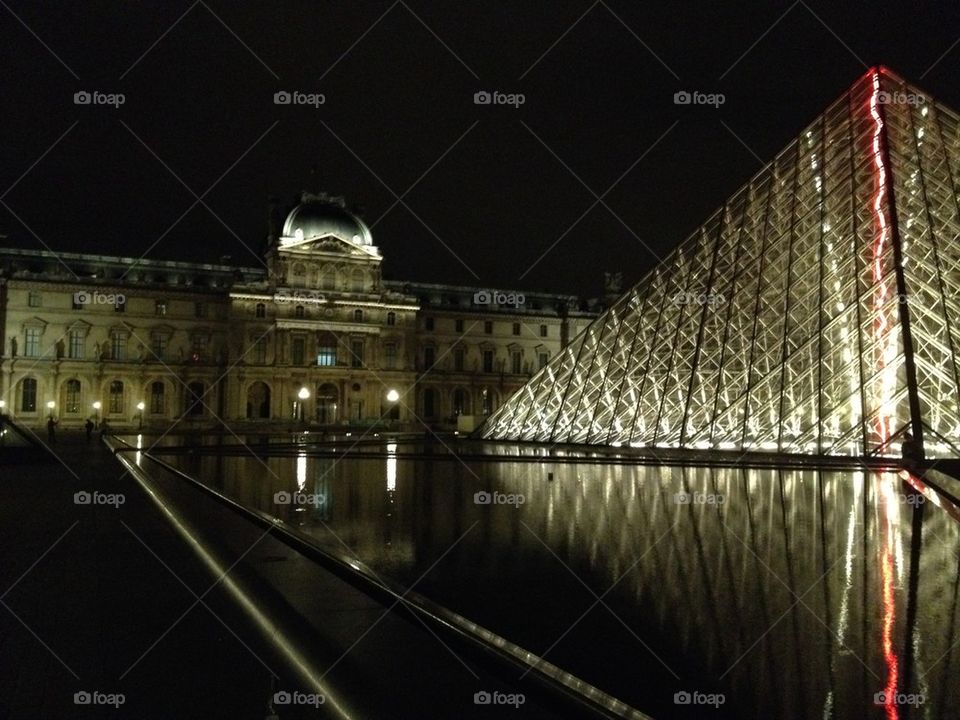 Le Louvre by night