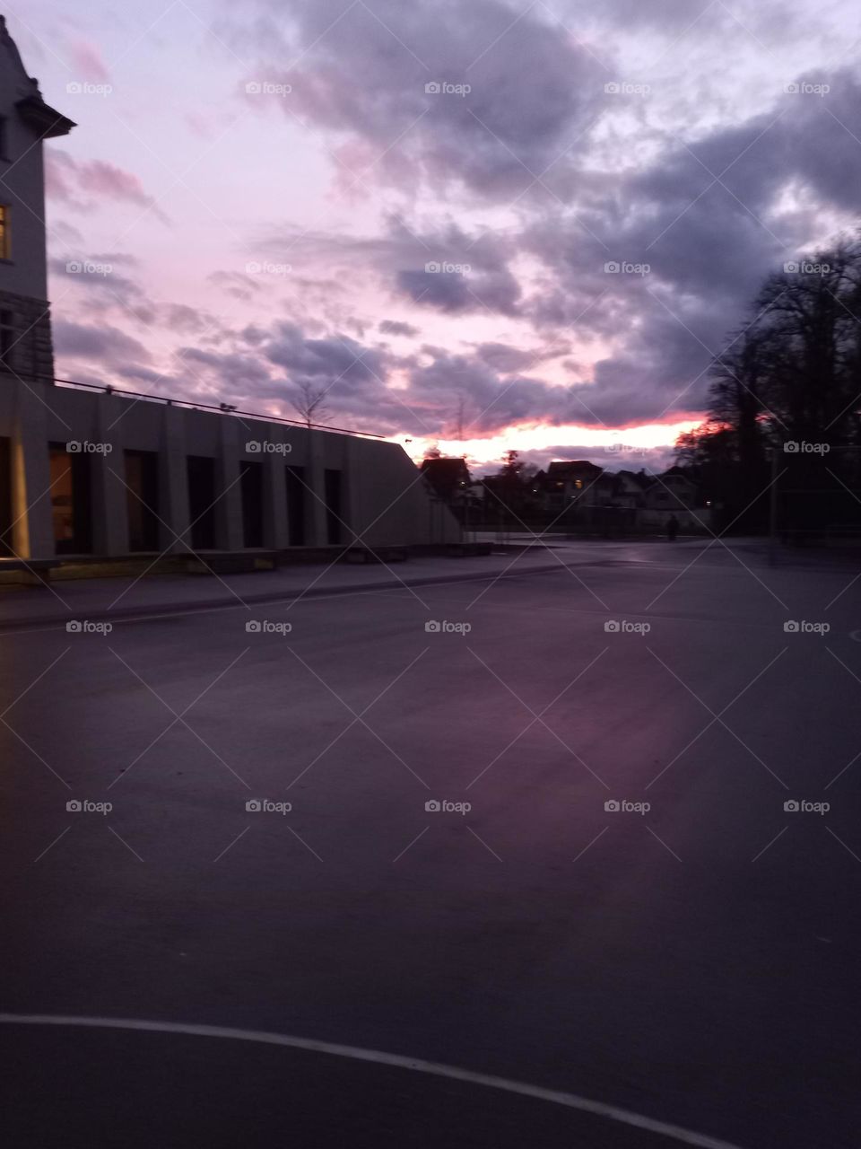 Crepúsculo  vespertino ou pôr do Sol. Acontece, quando a luminosidade,  aparece de intensidade decrescente, ou seja o Sol se esconde no horizonte e sua luz permanece visível