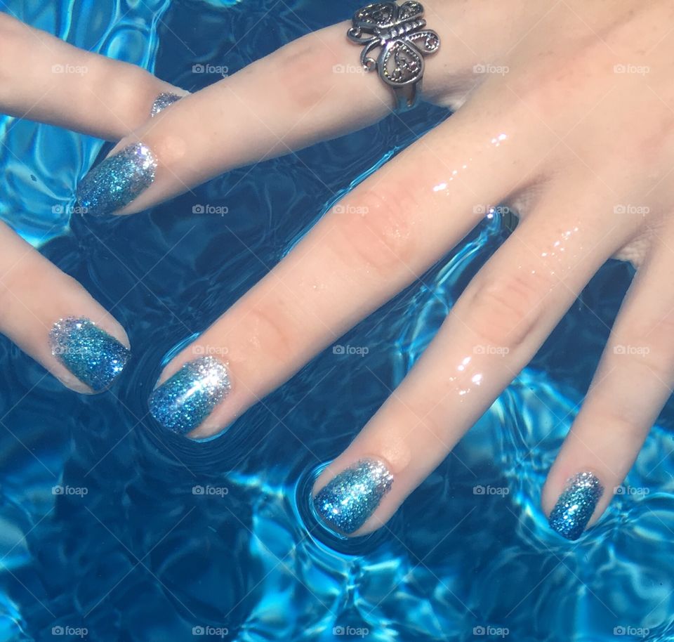 Nail art in the pool