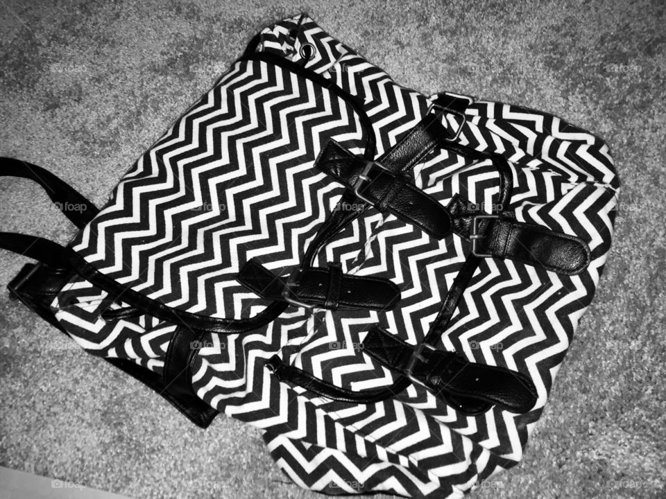 Illusion zig zag bag