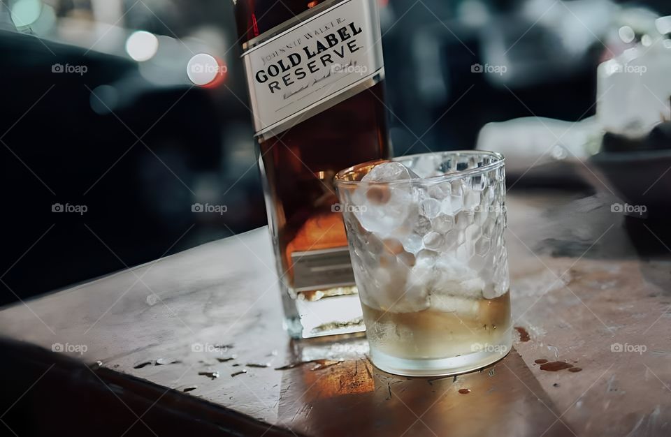 gold laber whisky on the glass of ice