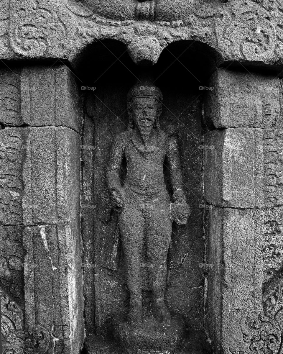 The statue of Agastya using aksamala (tasbih) is chained to the neck.